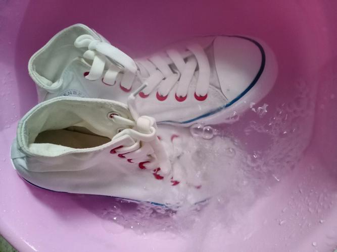 白色的鞋子怎么洗白
